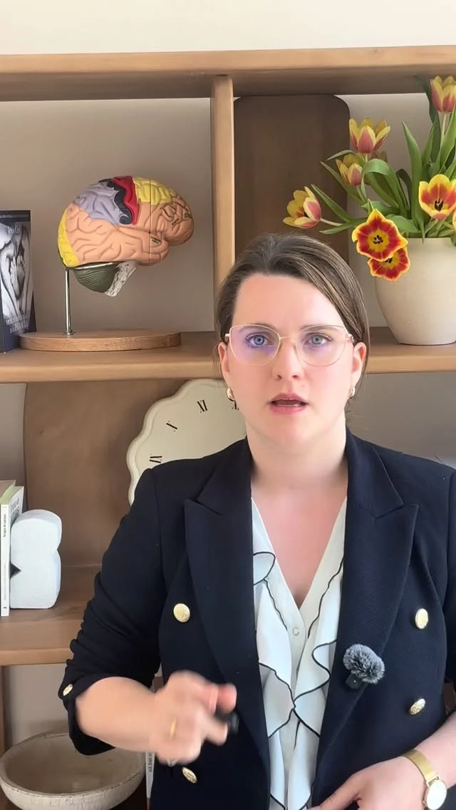 Si tienes un hijo adolescente, esto probablemente te suene.Nones distancia sin más.
No es que haya dejado de necesitarte.Es una etapa en la que necesita separarse…
sin perderte.Y aquí es donde, muchas veces sin darnos cuenta,
empeoramos las cosas.Entender lo que está pasando cambia mucho cómo respondes.Y eso… se nota.Muchas familias consultan en este punto.Y a ti, ¿Te está pasando esto en casa?